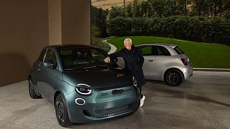 Giorgio Armani posa con uno de los coches 500e Giorgio Armani Collector's Edition de Fiat