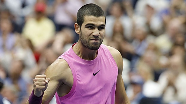 Imagen antes - Carlos Alcaraz se ha teñido de rubio.