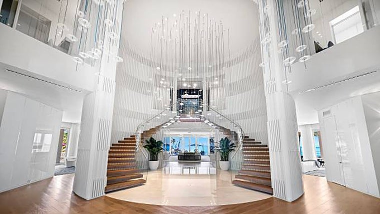 Majestuosa escalera principal