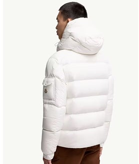 Imagen secundaria 2 - Plumíferos de Moncler: Bregtan en color negro (2.150€) y Maya 70 de hombre en color blanco (1.900€)