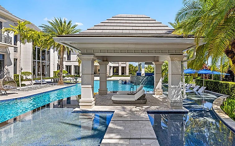 Imagen principal - Se trata de una mansión inspirada en el lago di Como de Italia, construida con todo lujo de detalles. 