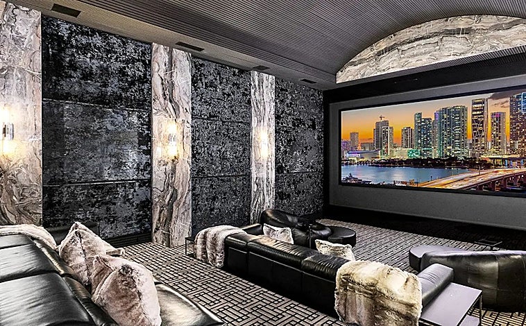 Imagen principal - No falta tampoco una sala de cine, piscina exterior con agua salada y varias salas de estar y comedores. 