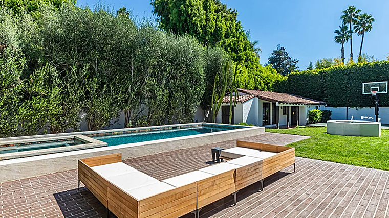 La zona exterior ofrece piscina, jacuzzi y hasta una cancha de baloncesto