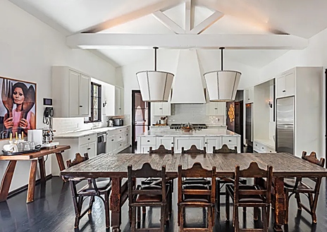 Imagen secundaria 1 - Uno de los dormitorios, la cocina y el vestíbulo-biblioteca de esta exquisita vivienda