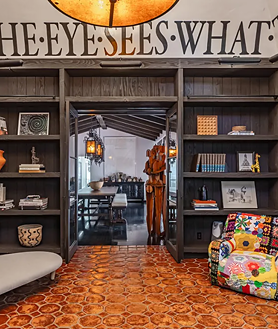 Imagen secundaria 2 - Uno de los dormitorios, la cocina y el vestíbulo-biblioteca de esta exquisita vivienda