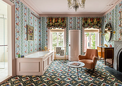 Imagen secundaria 1 - La cocina, un baño con chimenea y zona de estar y uno de los dormitorios