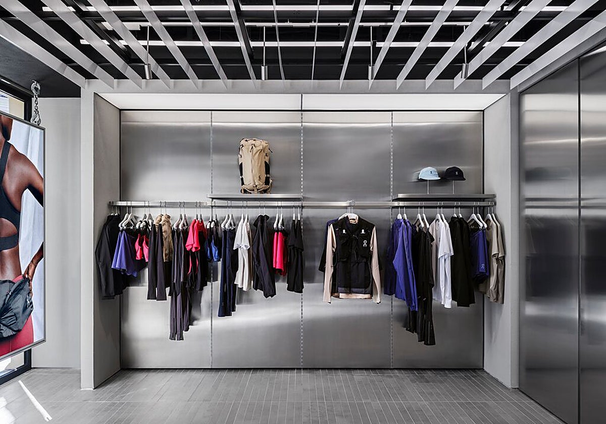 Interior de la primera tienda de On en Madrid