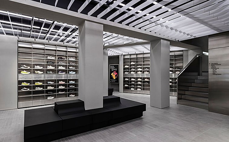 Imagen principal - La tienda de On está ubicada en el número 17 de la calle Serrano (Madrid)