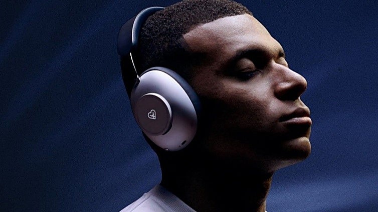 Loewe y Jacob & Co.: los auriculares de 120.000 euros de Kylian Mbappé