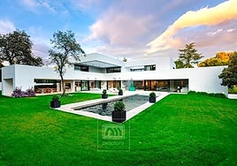 Sale a la venta la mansión donde Bertín Osborne grabó el programa 'Mi casa es la tuya': tiene 1.000 metros cuadrados, siete baños y jardín