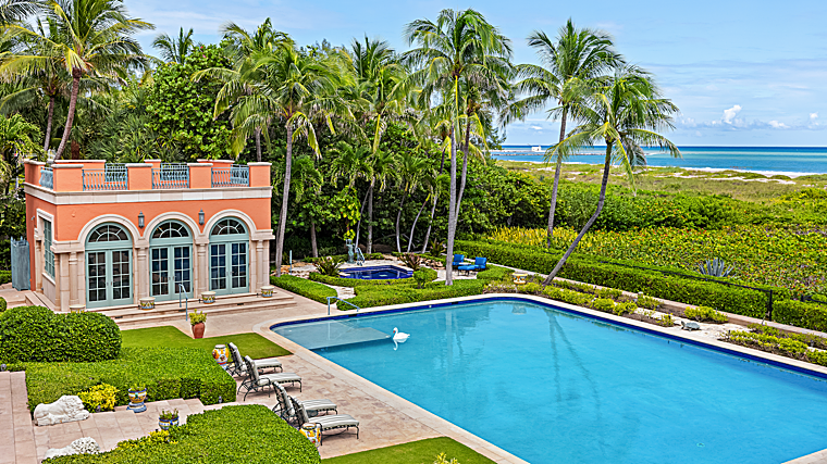 La propiedad dispone de dos piscina y una cabaña en una de ellas que suma una pequeña cocina y un baño