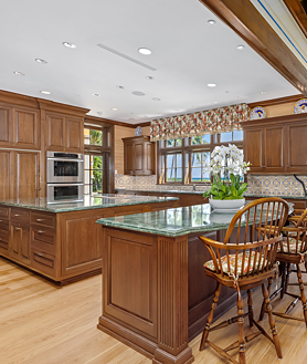 Imagen secundaria 2 - Imagen de uno de los salones, uno de los dormitorios con zona de estar y visitas al mar y la cocina