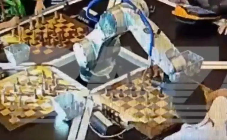Un robot le rompe un dedo a un niño en Rusia durante una partida de ajedrez
