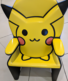 Imagen secundaria 2 - Arriba, imagen creada por DALL-E después de introducir las palabras 'manifestantes ucranianos en las calles de Moscú'. Abajo, de izquierda a derecha, 'retrato de un robot dibujado por Picasso' y 'silla con la forma de Pikachu'