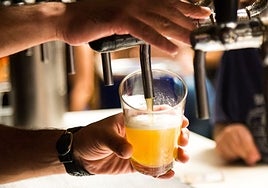 El truco para que sea más barata la cerveza en este bar