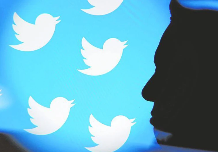 Los riesgos del cambio en el 'check azul' de Twitter: más cuentas falsas de famosos, empresas e instituciones