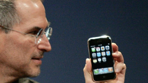 Steve Jobs durante la presentación del primer iPhone en 2007