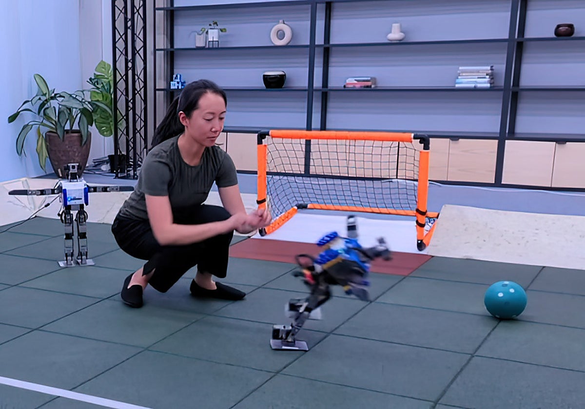 Los robots de DeepMind juegan a fútbol durante su presentación