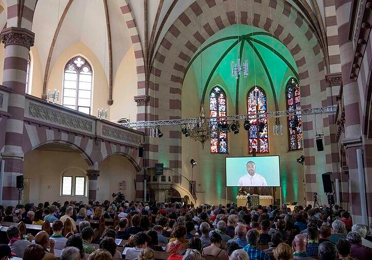 La misa fue oficiada por cuatro avatares digitales