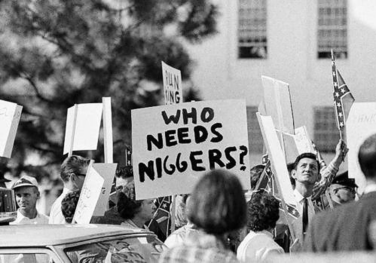 Imágenes con mensajes racistas