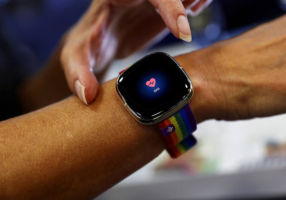 Un usuario utiliza la función de electrocardiograma de un smartwatch de Fitbit