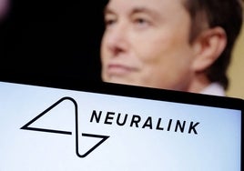 Elon Musk busca voluntarios para el primer ensayo en humanos del chip cerebral de Neuralink