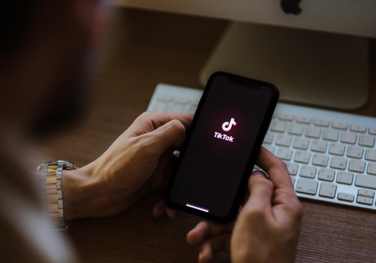 La UE estudia acabar con el 'scroll' infinito, la auténtica «cocaína» de las redes sociales