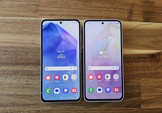 Los Galaxy A55 (izquierda) y A35