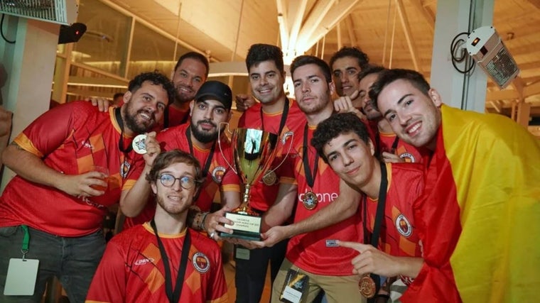 Miembros de la selección española que ganó el mundial de 'hackers'. En el centro, sosteniendo el trofeo, Diego Jurado; a su derecha, con gorra, Tarek Bouali