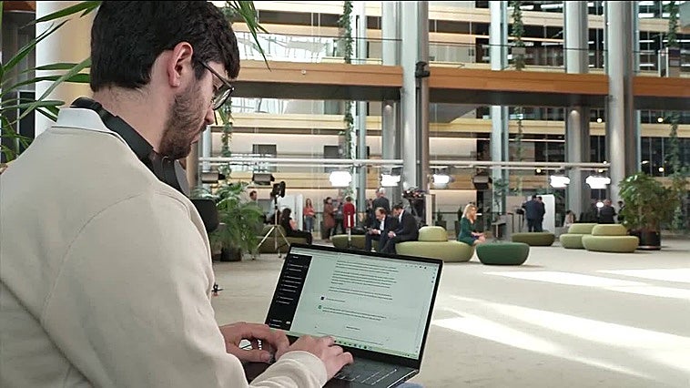 Apple ultima los términos de un acuerdo con OpenAI para incorporar ChatGPT en iOS 18