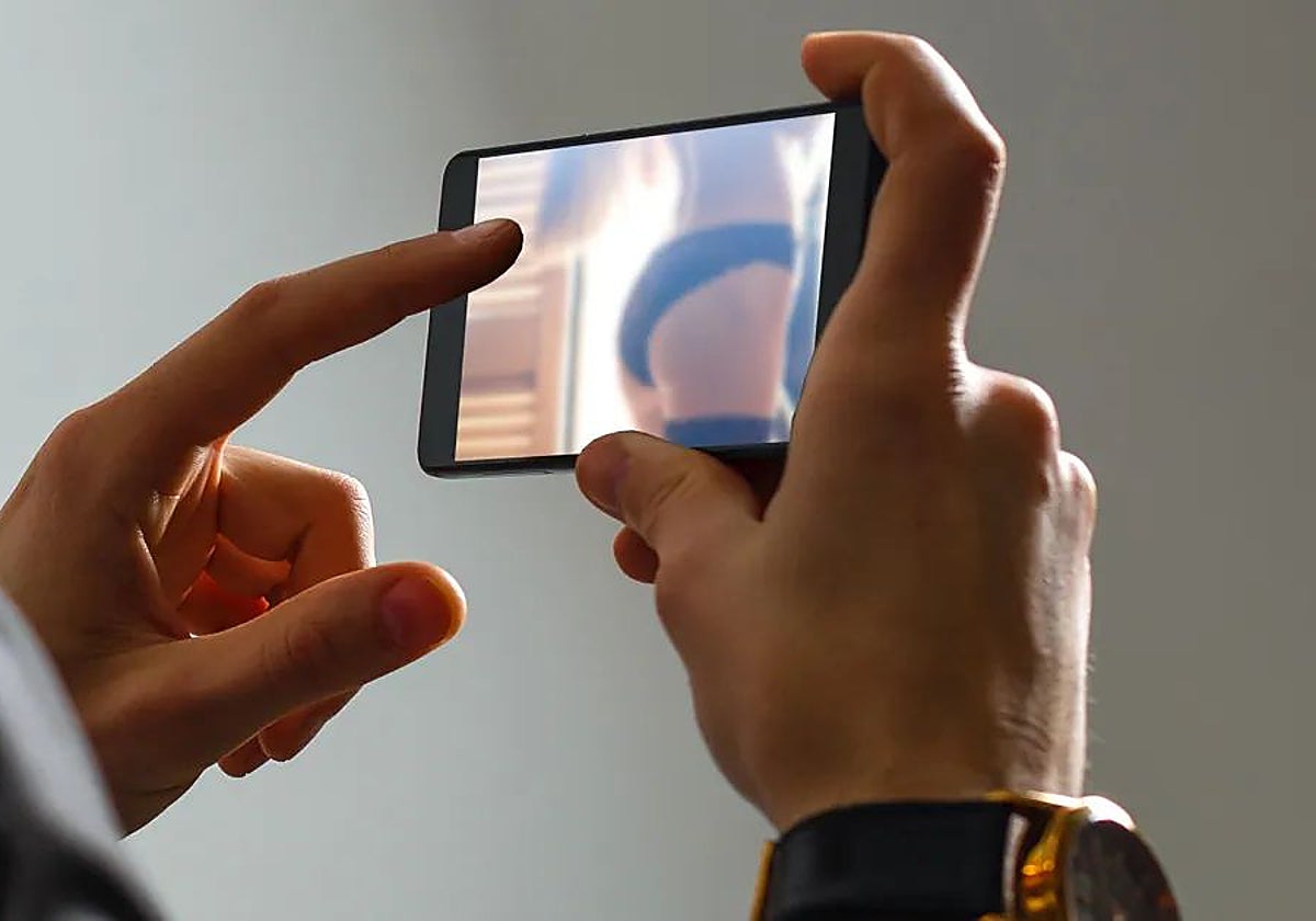 ¿Tiene sentido la &#039;app&#039; del Gobierno?: los padres españoles consumen mucho más porno que sus hijos