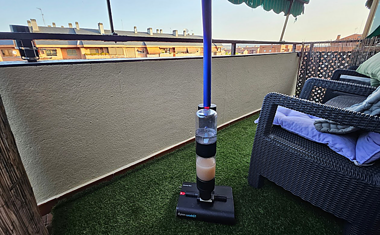 La fregona divide el agua limpia y el agua sucia