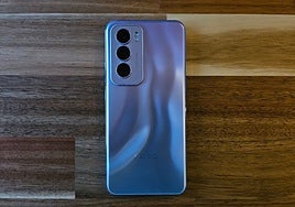 Probamos el Oppo Reno 12, un móvil súper ligero y lleno de IA