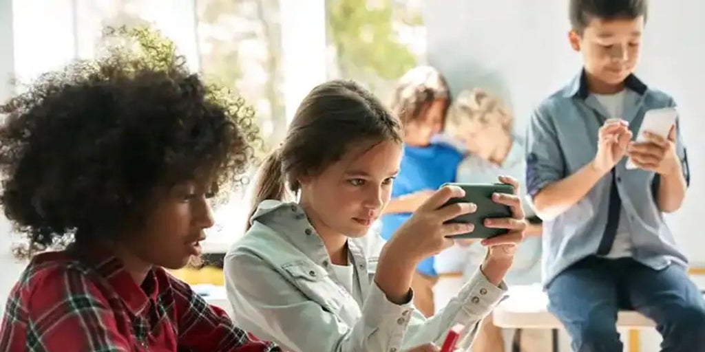¿Cómo se le puede dar me gusta al móvil de un niño o utilizar las redes sociales? Las claves del plan para proteger a los menores en Internet