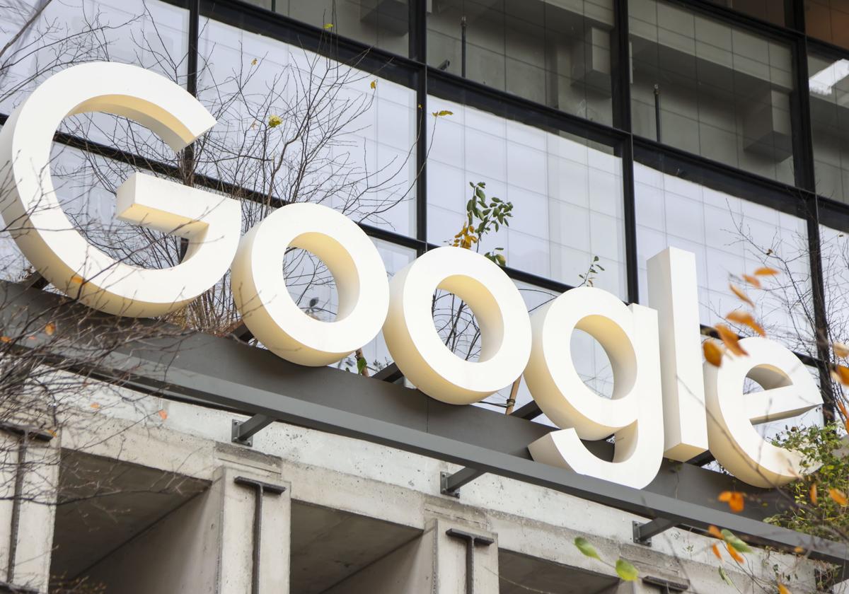 El logo de Google en un edificio en Nueva York.