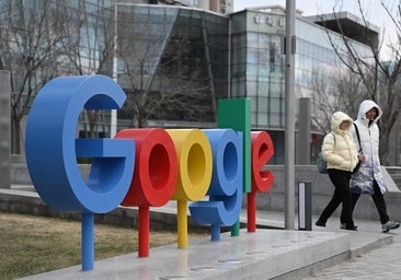 Un grupo de personas pasa junto a un logotipo de Google en el exterior de un edificio que alberga oficinas de Google en Pekín