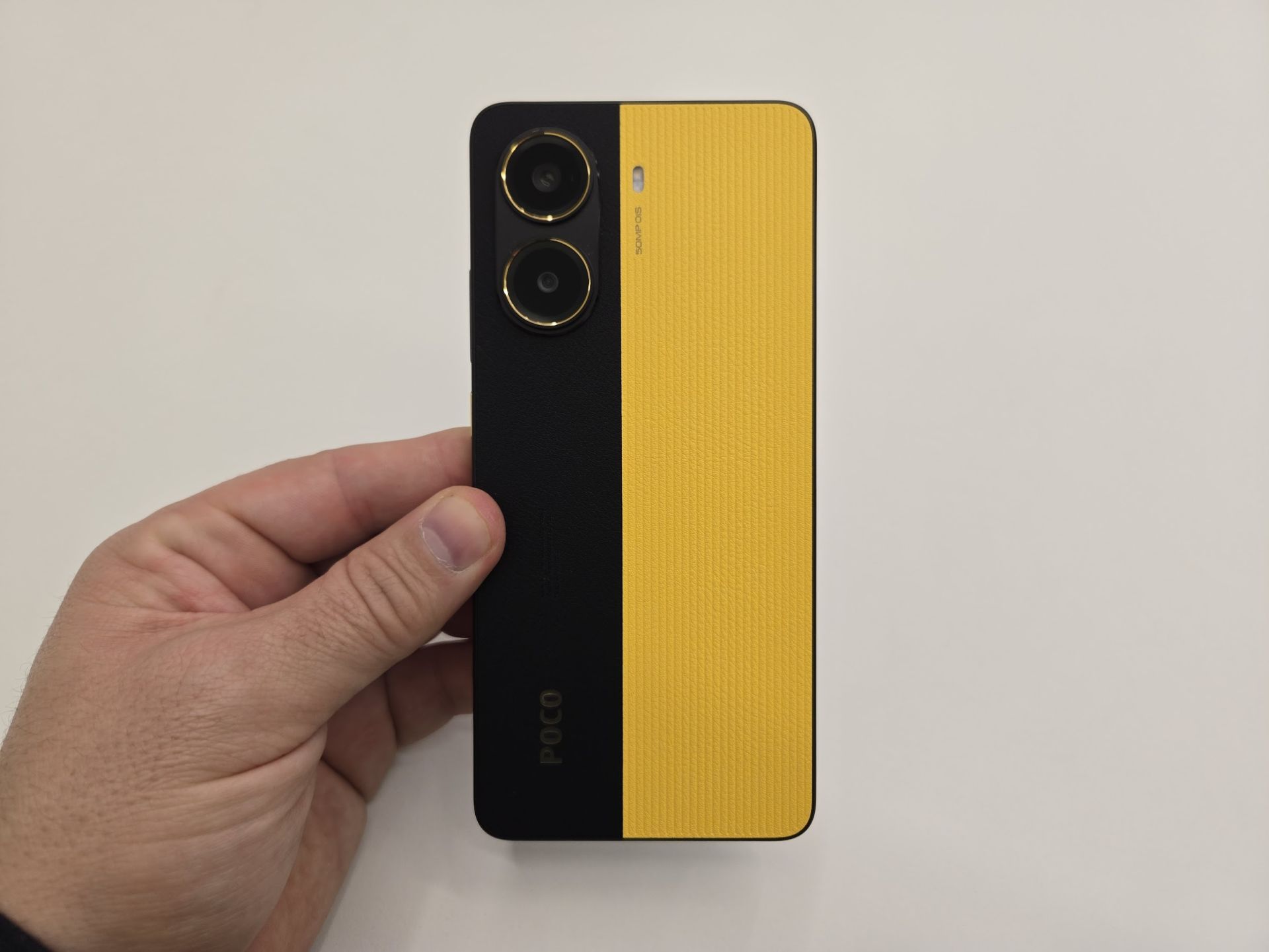 La unidad que hemos probado es la de acabado en cuero vegano con el llamativo color POCO Yellow, una apuesta arriesgada, pero que le da un toque distintivo al terminal