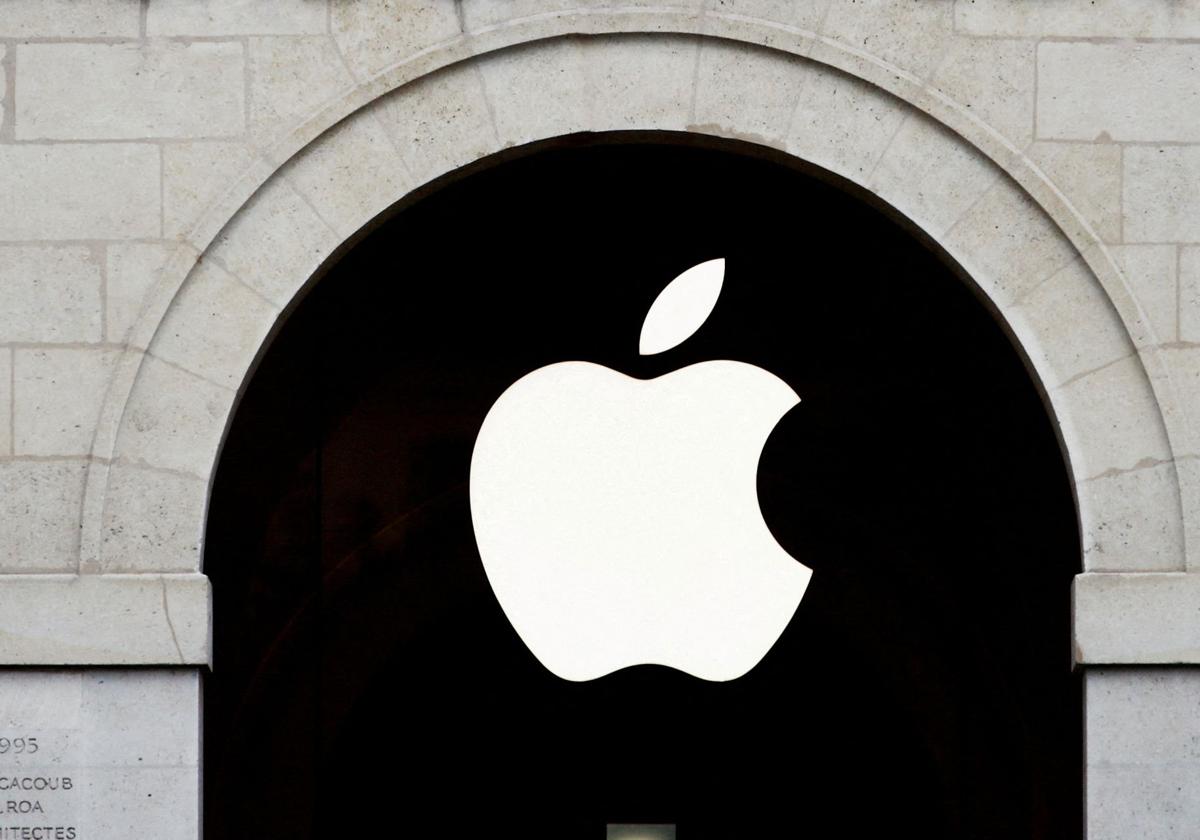 Logotipo de Apple en la tienda Apple de la Marche Saint Germain de París