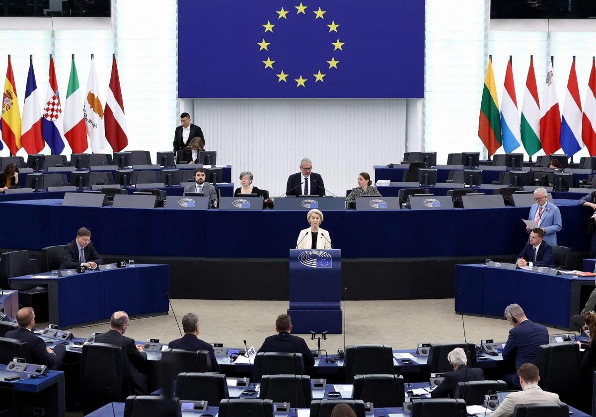 La presidenta de la Comisión Europea, Ursula Von der Leyen, durante un debate en el Parlamento Europeo