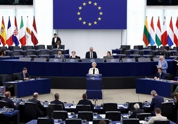 La presidenta de la Comisión Europea, Ursula Von der Leyen, durante un debate en el Parlamento Europeo