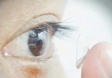 Crean unas lentillas que permiten ver con los ojos cerrados
