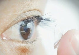 Un participante en el estudio poniéndose las lentillas