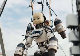 En vídeo: así ha sido el primer vuelo de la historia de un robot humanoide