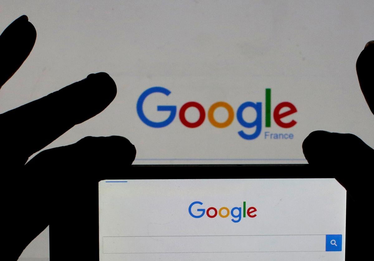 El logo de Google a través de una pantalla.