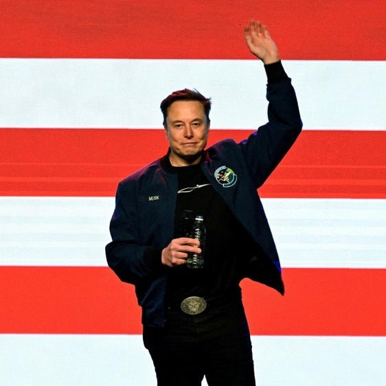 EE.UU. acuerda usar la IA de Elon Musk con fines militares una semana después de que se volviese admiradora de Hitler