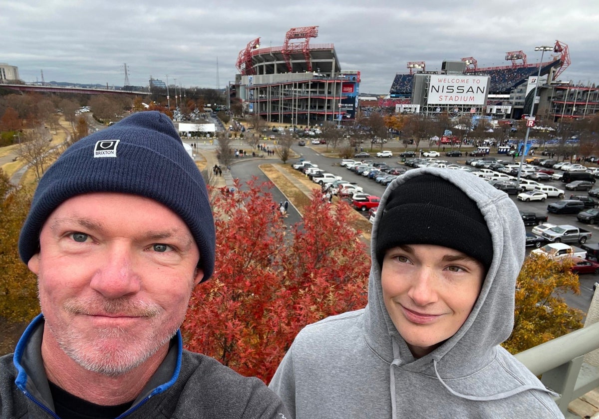Matt Raine junto a su hijo fallecido, Adam Raine, en una foto compartida por la familia