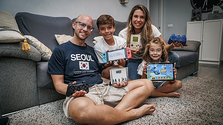 La generación alfa crece con los ojos en YouTube y charlando con ChatGPT