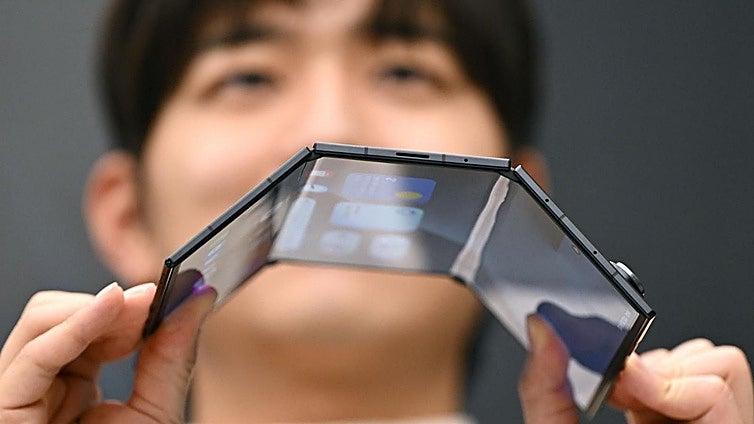 Samsung presenta su primer 'smartphone' plegable con tres pantallas
