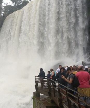 Imagen secundaria 2 - Hay muchas formas de ver las cataratas del Iguazú en el lado argentino. La Gran Aventura, en lancha, con el agua que sobre los turistas, puede ser la más espectacular. Pero también merecen la pena las vistas por el paseo Garganta del Diablo (en la foto superior) o las que proporciona el Circuito Inferior