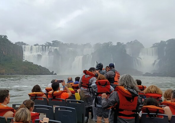 Imagen secundaria 1 - Hay muchas formas de ver las cataratas del Iguazú en el lado argentino. La Gran Aventura, en lancha, con el agua que sobre los turistas, puede ser la más espectacular. Pero también merecen la pena las vistas por el paseo Garganta del Diablo (en la foto superior) o las que proporciona el Circuito Inferior 